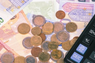 Mikro kredi teklifi. Biraz Avrupa Birliği parası. Metal paralar ve kağıt banknotlar tasarımı. Beyaz arka planda Euro nakit çekim. Sınırlı alan derinliği