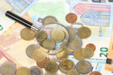 Mikro kredi teklifi. Biraz Avrupa Birliği parası. Metal paralar ve kağıt banknotlar tasarımı. Beyaz arka planda Euro nakit çekim. Sınırlı alan derinliği