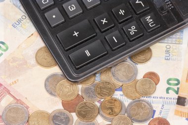 Mikro kredi teklifi. Biraz Avrupa Birliği parası. Metal paralar ve kağıt banknotlar tasarımı. Beyaz arka planda Euro nakit çekim. Sınırlı alan derinliği