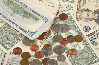 Mikro kredi teklifi. Biraz Avrupa Birliği parası. Metal paralar ve kağıt banknotlar tasarımı. Beyaz arka planda Euro nakit çekim. Sınırlı alan derinliği