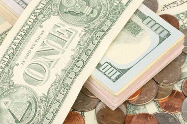 Kalem ve kalemle banknotlar hesap makinesi. Sınırlı alan derinliği