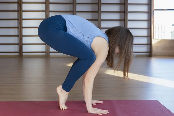 Wanita cantik yang sehat melakukan latihan yoga di gym, tutup — Stok Foto