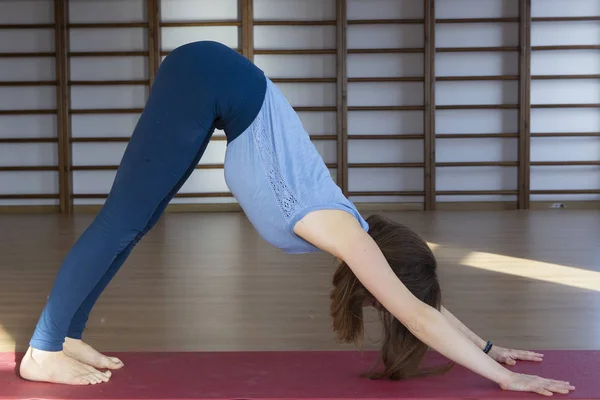 Wanita cantik yang sehat melakukan latihan yoga di gym, tutup — Stok Foto