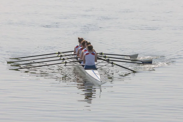 Roeiers op acht roeiboten op een roeikanaal — Stockfoto