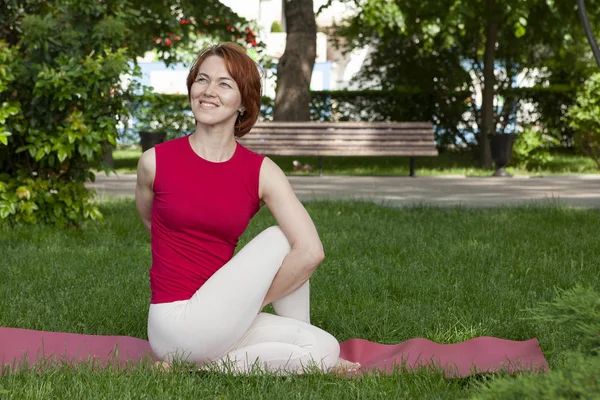 Schöne attraktive junge Frau beim Stretching im Park. — Stockfoto