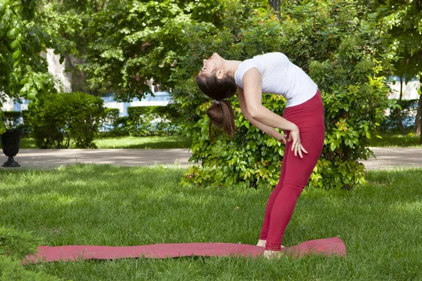 Schöne attraktive junge Frau beim Stretching im Park. — Stockfoto