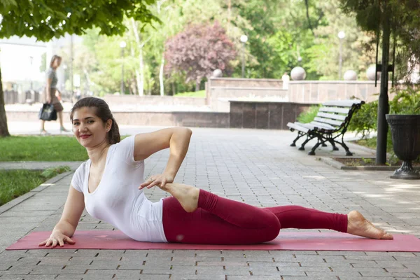 Dışarıda dinlenmek için yoga minderindeki kadın.. — Stok fotoğraf