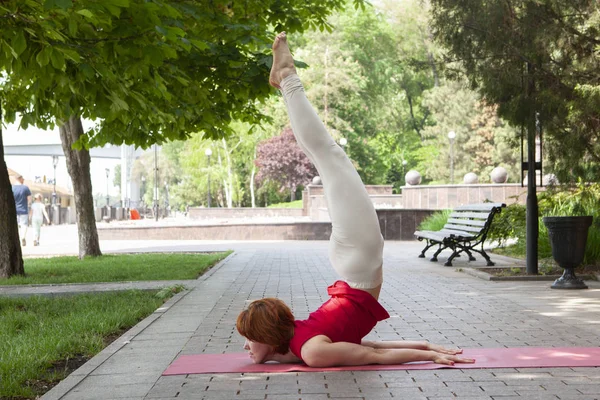 Yoga yapan tatilci kadın, halk parkında meditasyon yapıyor. Spor Sağlıklı Konsept.. — Stok fotoğraf