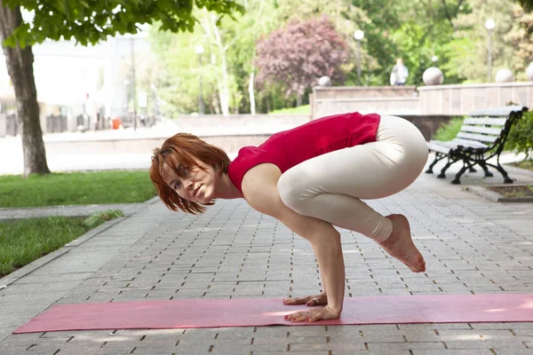 Urlauberin bei Yoga-Pose-Meditation im öffentlichen Park Sport Healthy concept. — Stockfoto