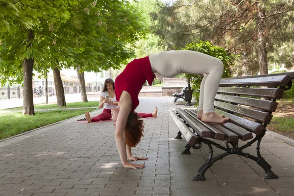 Mulher de férias fazendo ioga posar meditação no parque público Esporte Conceito saudável . — Fotografia de Stock