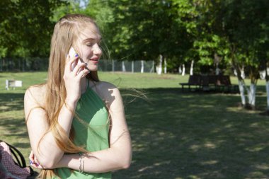 güneşli bir bahçe içinde güzel bir kız