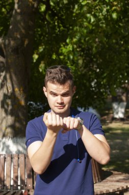 Spor adam bir parkta sessizlik jest bir işareti gösteren