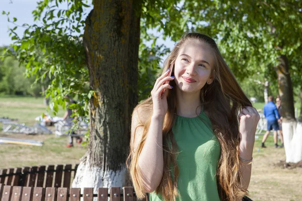 Hermosa chica en el jardín en un día soleado — Foto de Stock