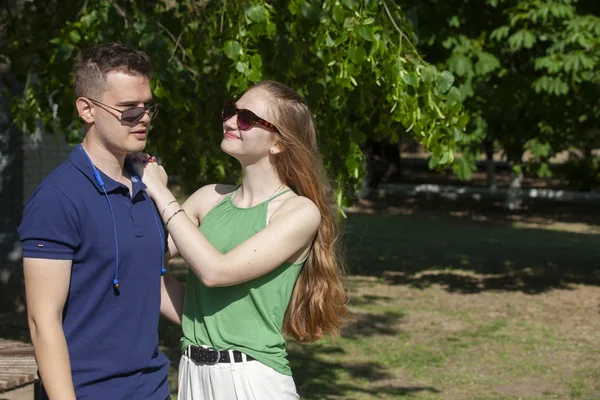 Feliz jovem casal abraçando e rindo ao ar livre. — Fotografia de Stock