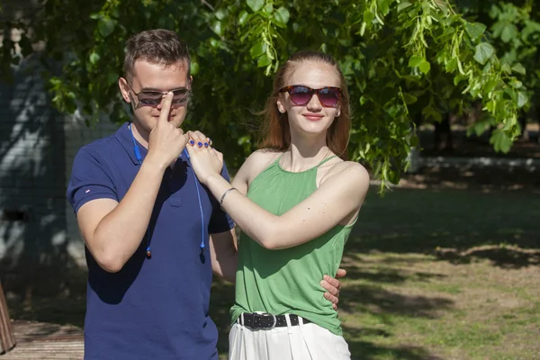 Feliz jovem casal abraçando e rindo ao ar livre. — Fotografia de Stock