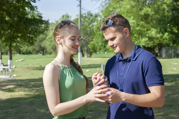 Um jovem casal feliz que está prestes a beijar . — Fotografia de Stock