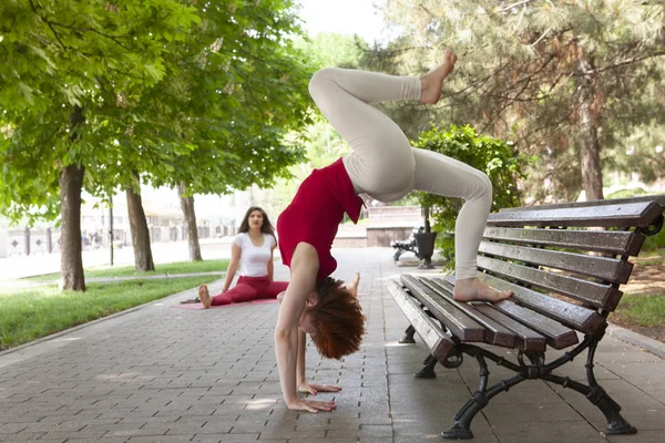 Mulher de férias fazendo ioga posar meditação no parque público Esporte Conceito saudável . — Fotografia de Stock