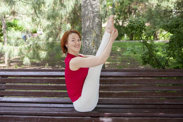 Женщина-йога делает утренние упражнения, здоровая женщина — стоковое фото