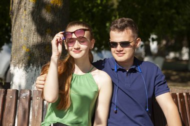 İki aşık. Romantik Çift enyojing parkta mutluluk anları. Sevgi ve şefkat, dating, romantizm. Yaşam tarzı kavramı