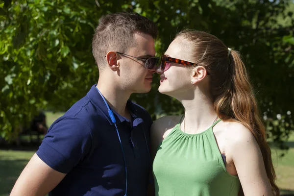 Um casal apaixonado. Casal romântico enyojing em momentos de felicidade — Fotografia de Stock