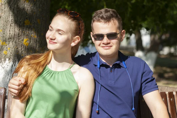 Pareja enamorada. Pareja romántica enyojing en momentos de felicidad en el parque. Amor y ternura, citas, romance. Concepto de estilo de vida — Foto de Stock