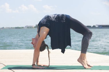 Göl kenarında Yoga yapan güzel kadın