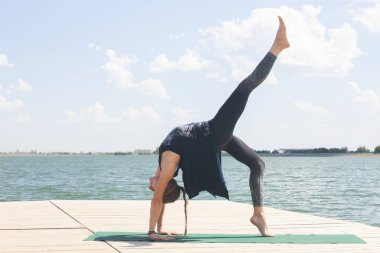 Göl kenarında Yoga yapan güzel kadın