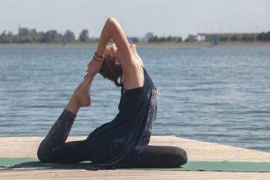 Göl kenarında Yoga yapan güzel kadın