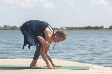 Göl kenarında Yoga yapan güzel kadın