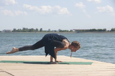 Göl kenarında Yoga yapan güzel kadın