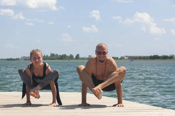 Atletica coppia forte praticare yoga difficile posa all'aperto — Foto Stock