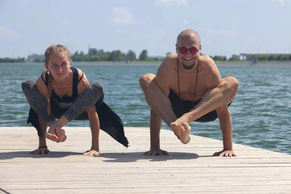 Atletik güçlü çift zor yoga pratik açık havada poz