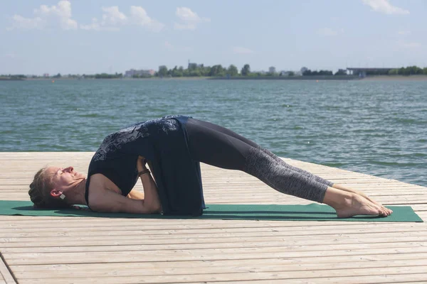 Göl kenarında Yoga yapan güzel kadın