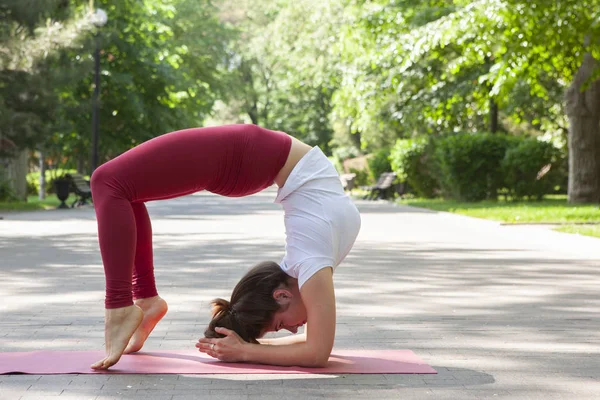 Yoga-Frau macht Morgengymnastik, gesunde Frau — Stockfoto
