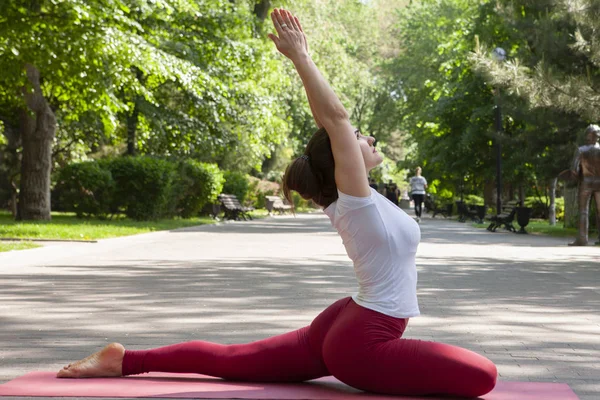 Yoga mujer haciendo ejercicio matutino, mujer sana — Foto de Stock