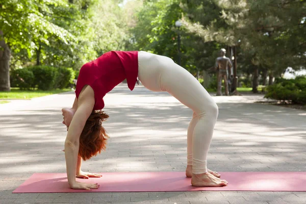 Yoga-Frau macht Morgengymnastik, gesunde Frau — Stockfoto