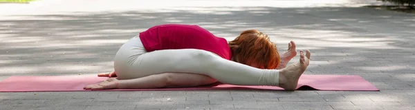 Mulher de ioga fazendo exercício matinal, mulher saudável — Fotografia de Stock