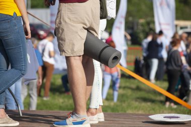 Yaz Festivali 'nde konser gençler. Yaz müzik festivalinde genç bacaklar