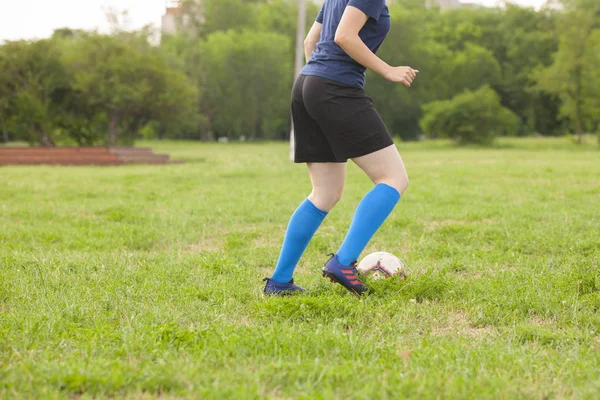 Piłka nożna piłki nożnej kick off na stadionie — Zdjęcie stockowe