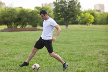 Futbol oyuncusu hareket halinde. Futbol tekme.