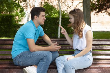 Genç çekici çift ateş bir bağımsız değişken bir şey, açık var