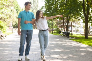 Mutlu çift dışarıda eğleniyor. Mutluluk, harika bir ilişki. Erkek ve kadın oynaşıyor..