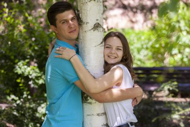 Yaz gününde köy huş yakınlarında aşık genç çift düşüyor.