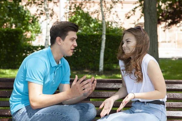 Conflitos casal não falar uns com os outros sentado em um banco de madeira no parque — Fotografia de Stock