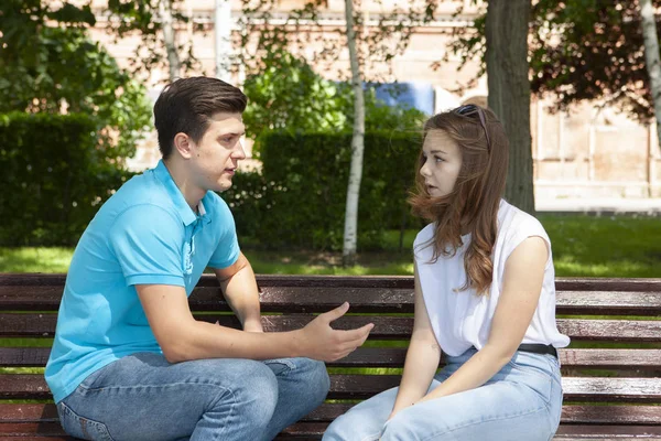 Pareja en conflicto no hablando entre sí sentados en un banco de madera en el parque — Foto de Stock