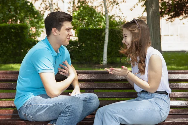 Pareja sentada en parque teniendo problemas de relación — Foto de Stock