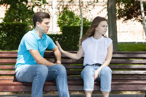 Пара сидящих в парке, имеющих проблемы в отношениях — стоковое фото