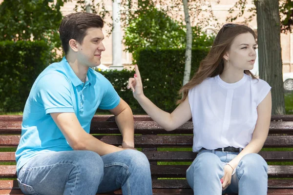 Pareja sentada en parque teniendo problemas de relación — Foto de Stock