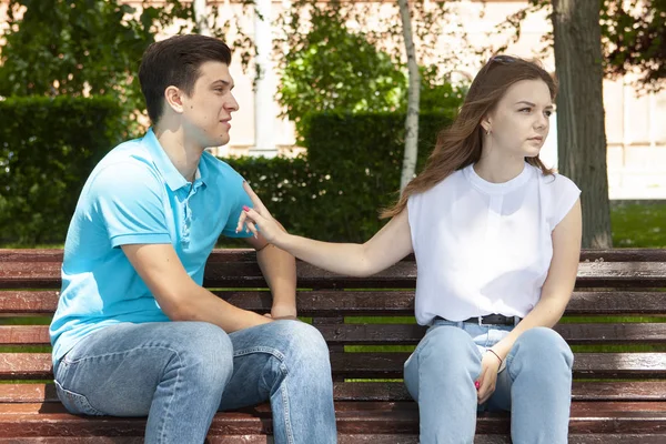 Pareja sentada en parque teniendo problemas de relación — Foto de Stock