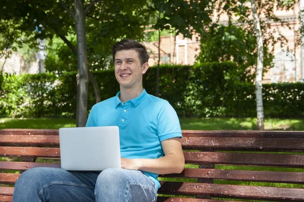Hombre joven estudiante universitario aprendizaje en línea a través de ordenador portátil — Foto de Stock